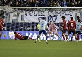 El tercer gol en contra en La Rosaleda llegó en el minuto 94 tras una mala defensa de esa acción.