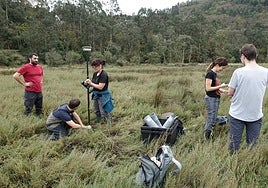 Los miembros del grupo Harea-Geología Litoral analizan cómo se han acumulado las capas de materiales orgánicos en la zona.