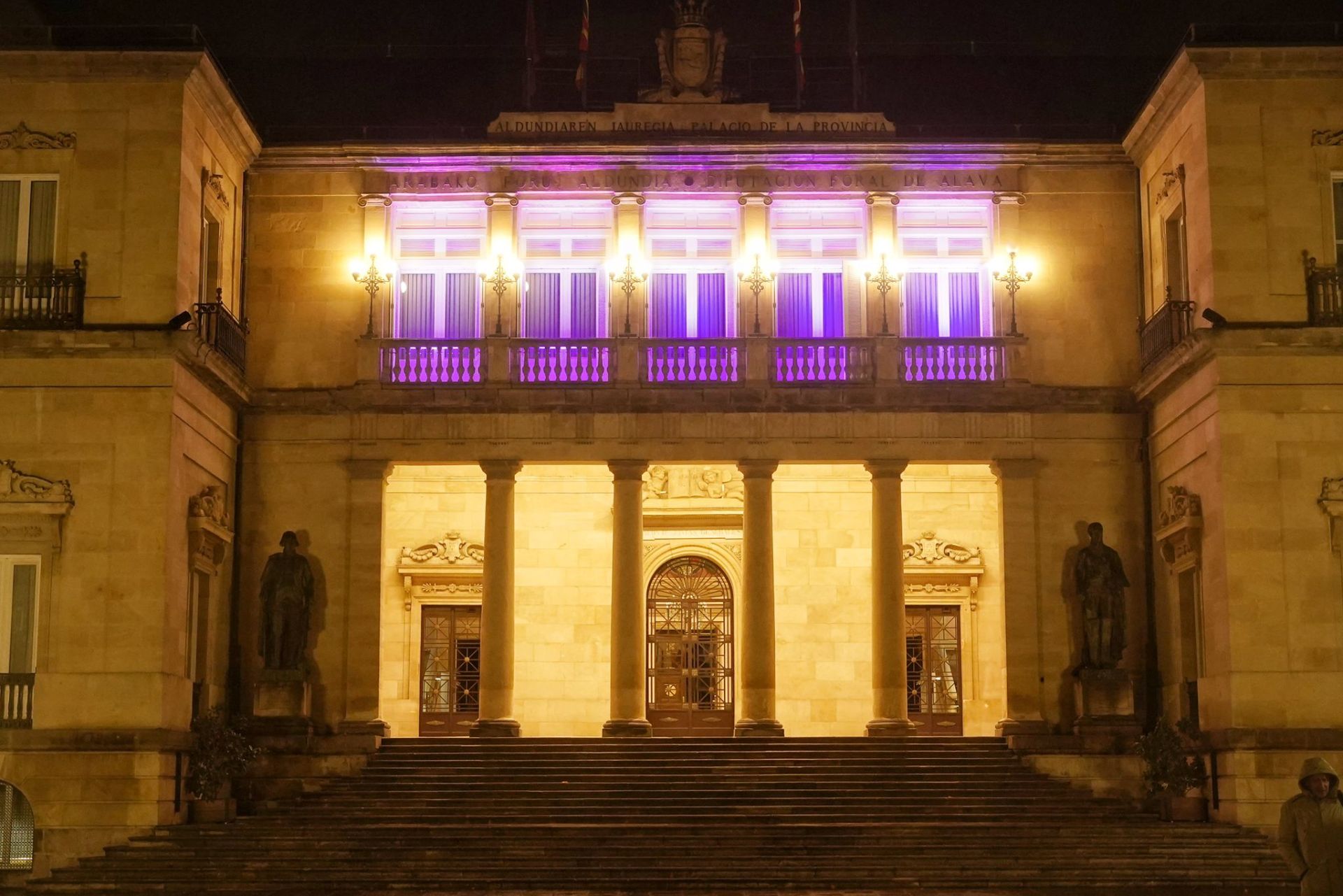 Vitoria se ilumina de morado