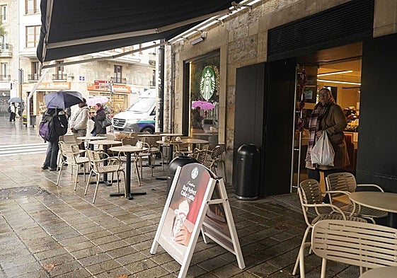 El Ayuntamiento de Vitoria sanciona a Starbucks por no regularizar su licencia de actividad