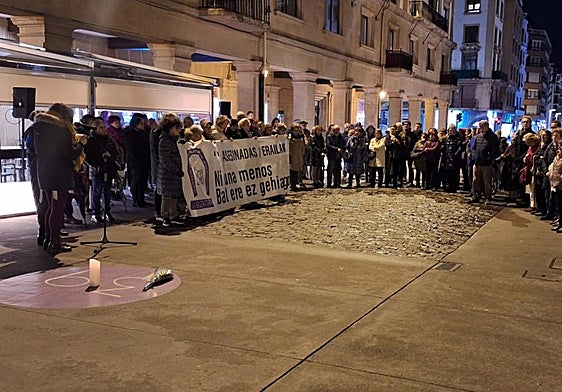 Los vecinos de Getxo guardaron un minuto de silencio en solidaridad con las 39 víctimas de violencia machista durante este año.