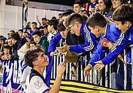 Morcillo saluda a unos aficionados albiazules en el partido de primera ronda contra el Getxo.
