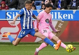 Tenaglia intenta arrebatarle el balón a Jones El Abdellaoui, del Celta.