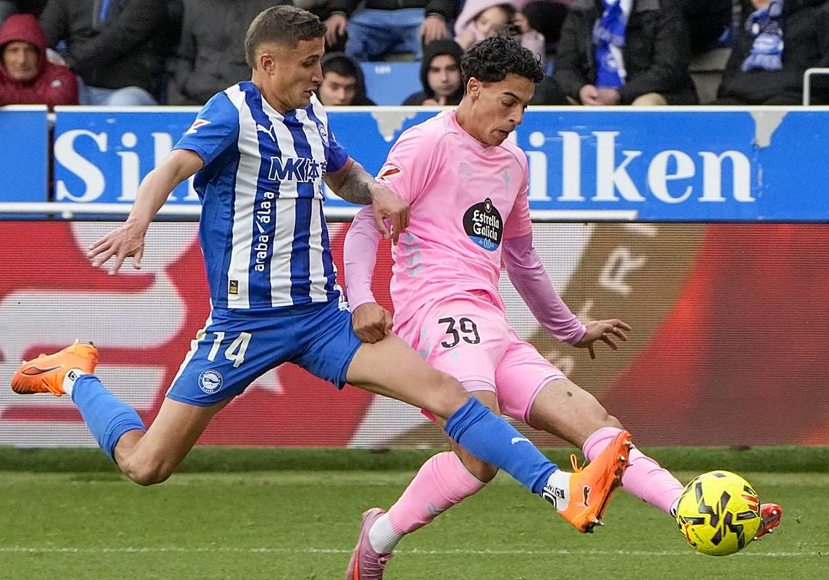 Tenaglia intenta arrebatarle el balón a Jones El Abdellaoui, del Celta.