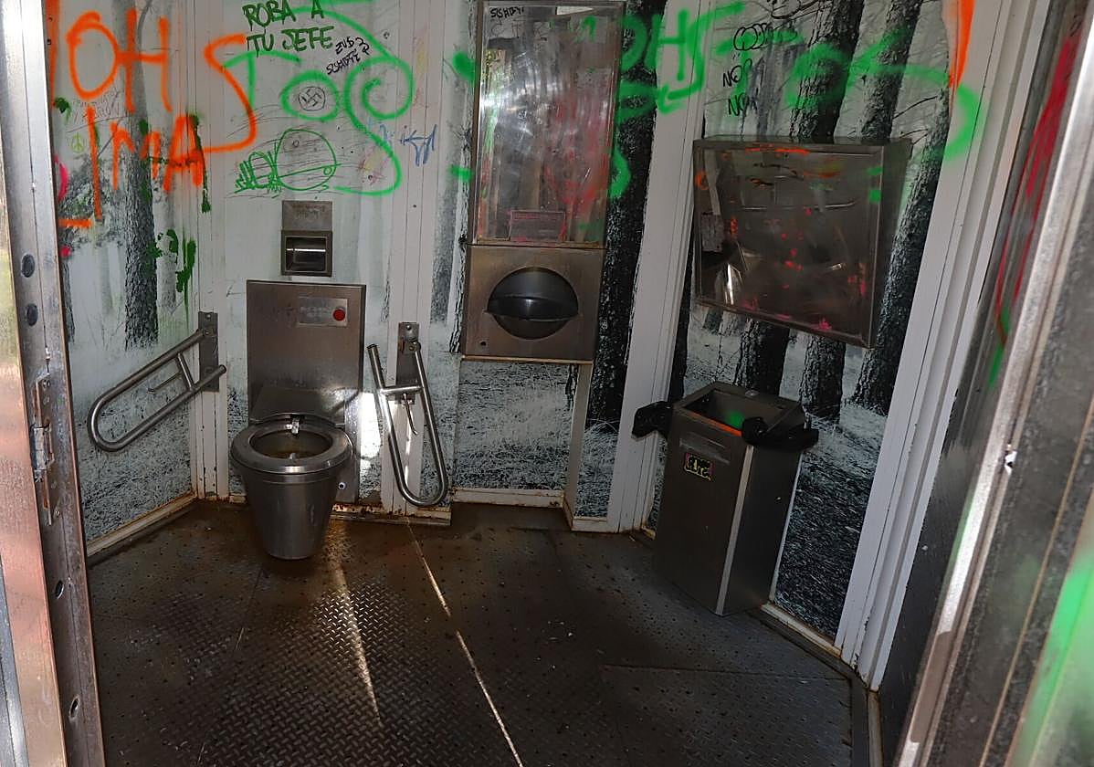 Los baños son objeto continuado de vandalismo.
