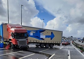 Un camión obliga a cortar dos carriles en la A-8, a la altura de Santurtzi, tras hacer la tijera