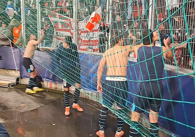 El bonito gesto de los jugadores del Athletic con los aficionados desplazados a Praga