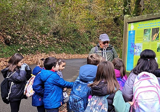 El Consejo observa uno de los carteles de Rekalde junto a uno de los miembros del Grupo motor de las Personas Mayores.