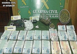 Mesa con 100.000 euros aprehendidos a esta red de narcotráfico internacional.