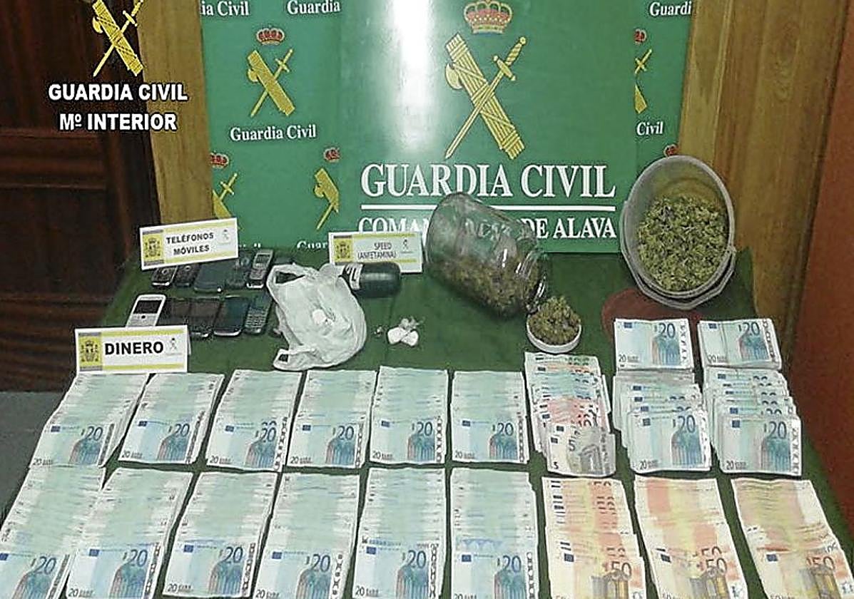 Mesa con 100.000 euros aprehendidos a esta red de narcotráfico internacional.