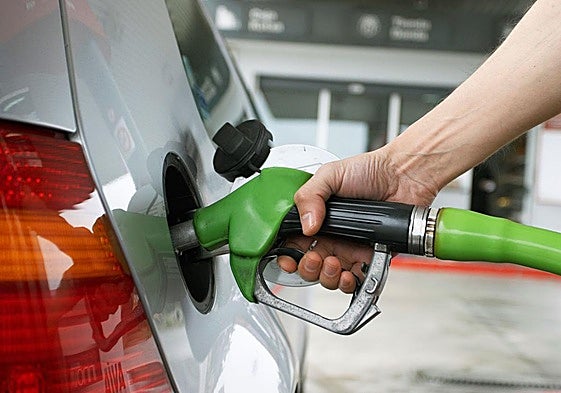 ¿Merece la pena repostar en gasolineras 'low cost'? Esto es lo que dice la OCU