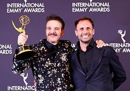 Javier Giner y Oriol Pla se abrazan tras recibir el premio al mejor actor.