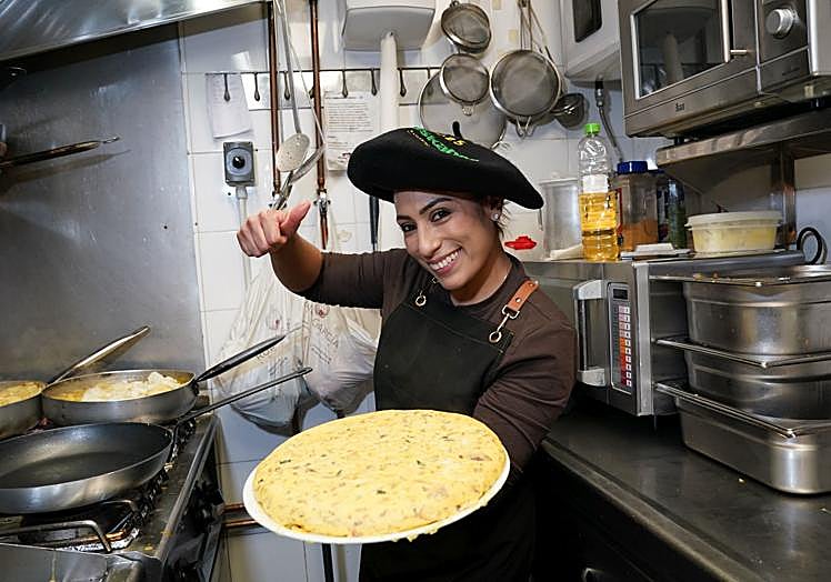 Patricia, con una tortilla recién hecha.