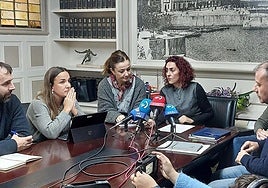 Imagen de la alcaldesa, Karmele Tubilla, durante las declaraciones que ofreció a la prensa el pasado martes acerca de la presunta filtración.