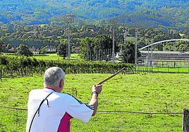 Un vecino señala una de las zonas que el Athletic quiere ocupar para ampliar sus instalaciones