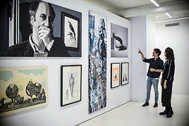 Los comisarios de la muestra recorren la tercera estancia de la exposición en Uribitarte 40, la titulada 'Algo nuevo en las otras'