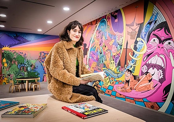 La ilustradora Raisa Álava posa con el mural 'Nomen Omen', que se ha inaugurado este miércoles en el museo de Arte Contemporáneo del País Vasco.