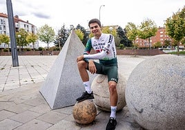 Corres posa con la indumentaria del Caja Rural.