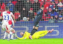El portero del Slavia Stanek fue el gran protagonista del partido del martes porque salvó hasta cuatro ocasiones claras del Athletic.