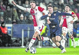 Jaureguizar, que salió en la segunda parte, forcejea con un rival.