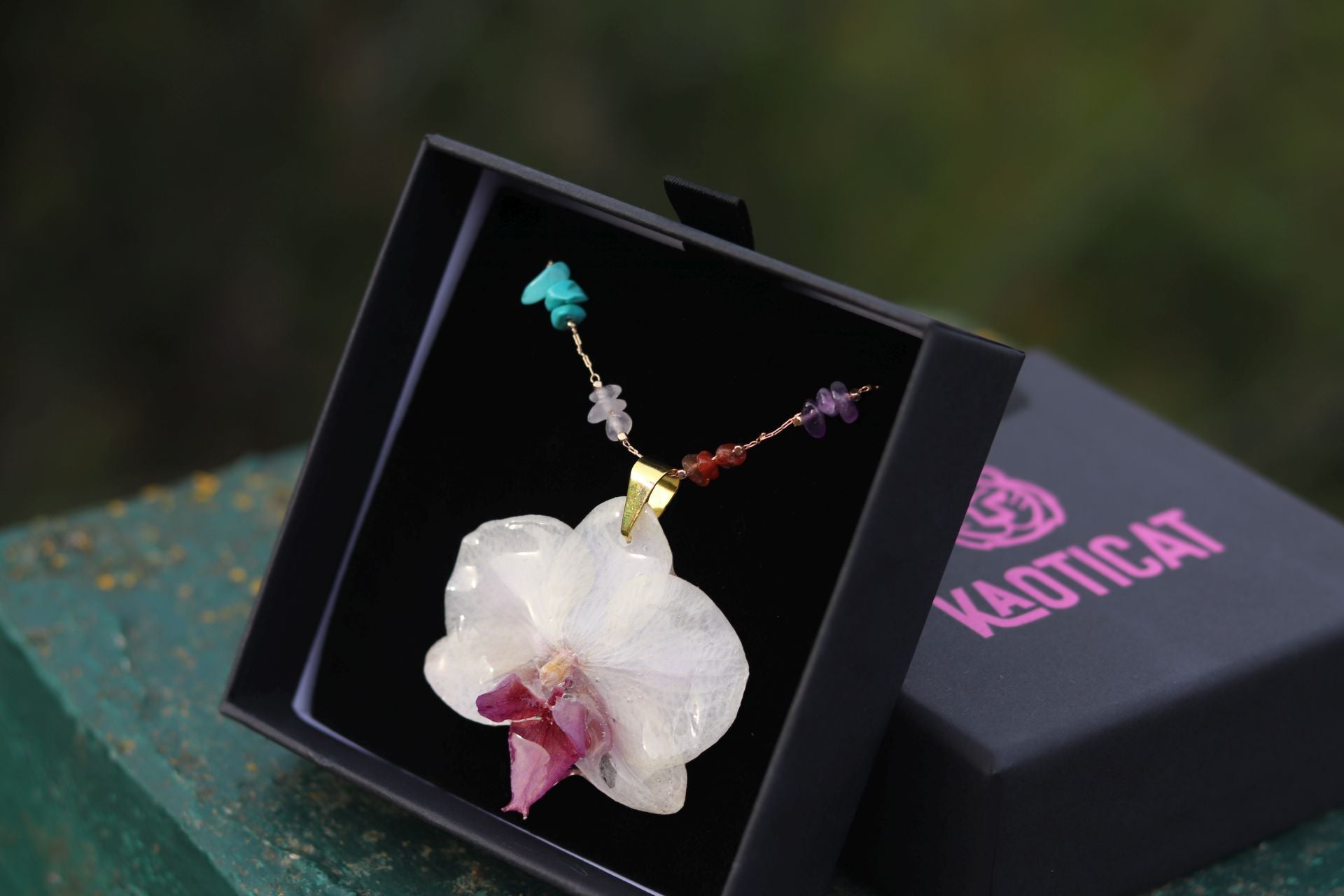 Alba dejó su trabajo fijo en la oficina para crear joyas con más de 100 orquídeas… y hasta con piparras