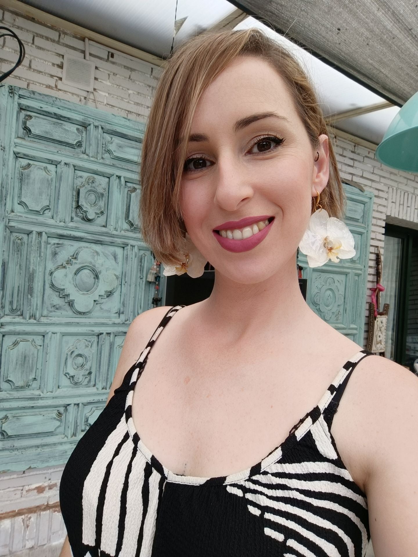 Alba dejó su trabajo fijo en la oficina para crear joyas con más de 100 orquídeas… y hasta con piparras