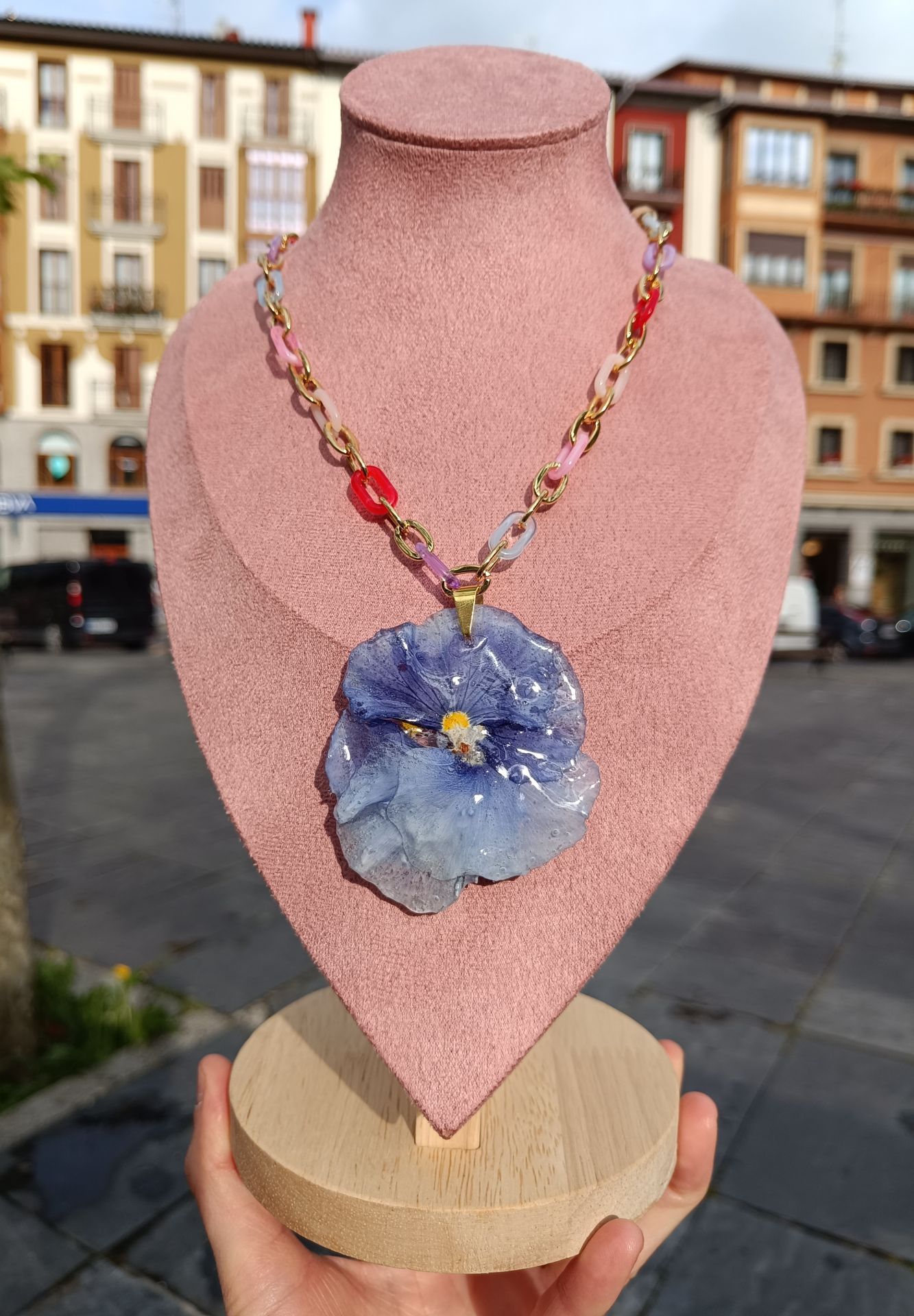 Alba dejó su trabajo fijo en la oficina para crear joyas con más de 100 orquídeas… y hasta con piparras