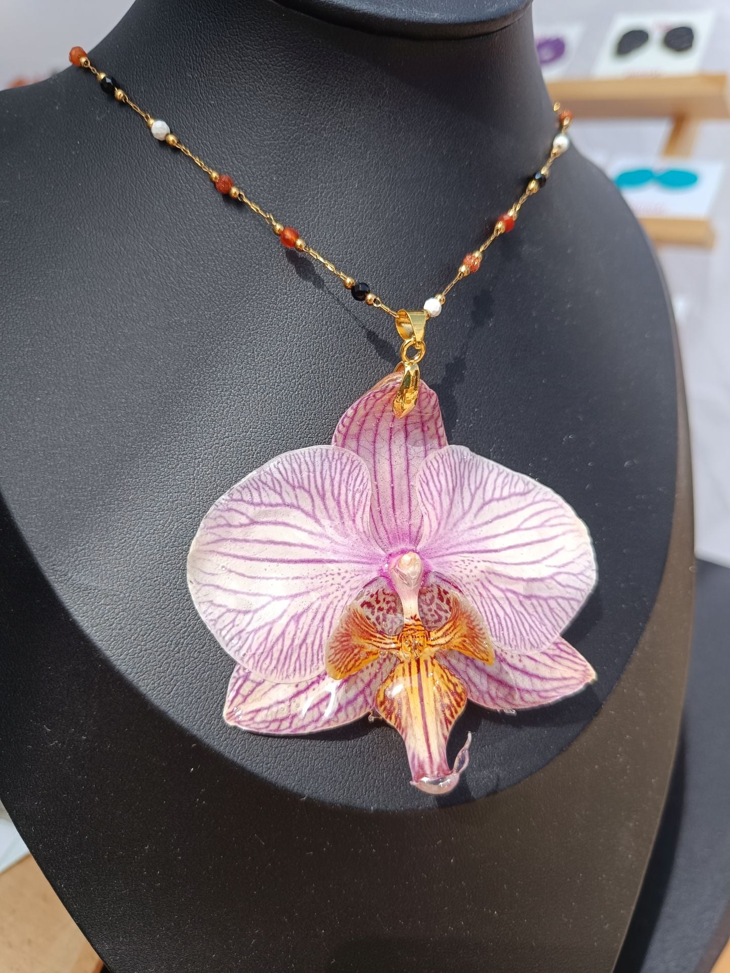 Alba dejó su trabajo fijo en la oficina para crear joyas con más de 100 orquídeas… y hasta con piparras