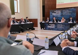 A la reunión de la mesa han acudido representantes políticos y empresariales