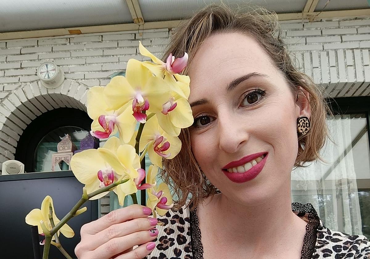Alba dejó su trabajo fijo en la oficina para crear joyas con más de 100 orquídeas… y hasta con piparras