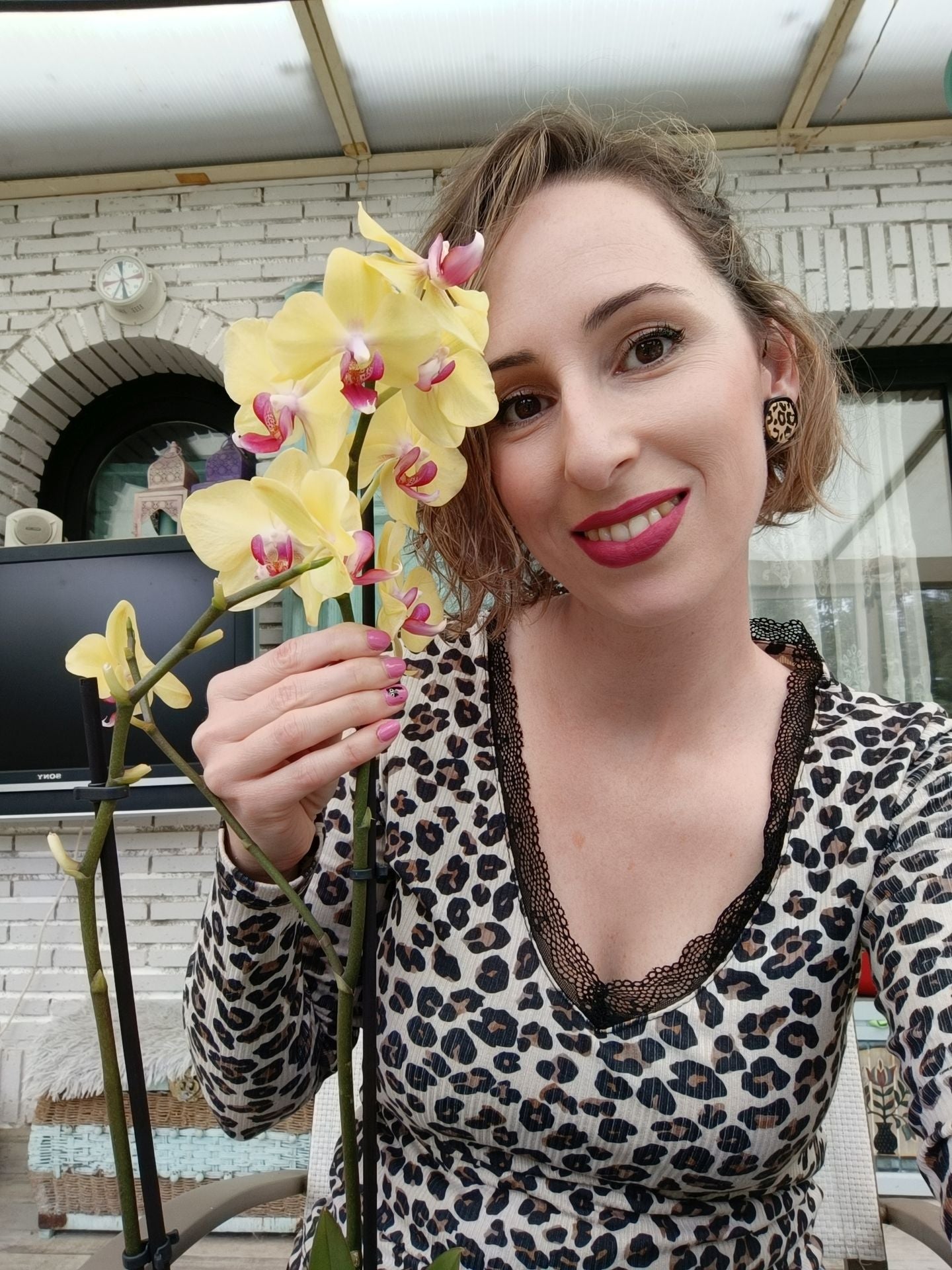 Alba dejó su trabajo fijo en la oficina para crear joyas con más de 100 orquídeas… y hasta con piparras