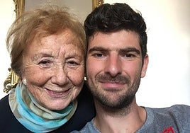 El exbaskonista Carlos Martínez devuelve la movilidad a la mujer que le cuidó cuando era un bebé