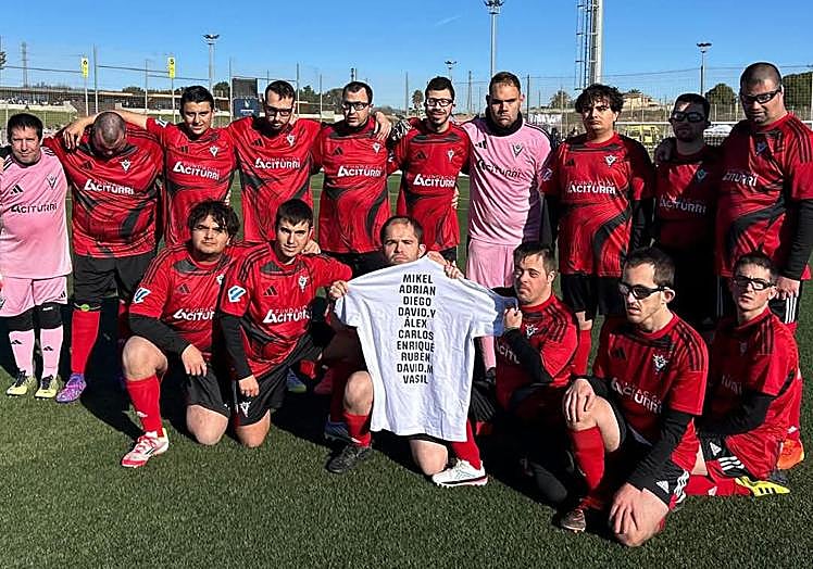 Mostraron una camiseta con los nombres de los compañeros que no pudieron ir.