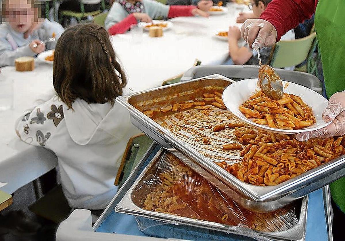 Una única empresa de catering sirve los menús en todos los colegios públicos de Vitoria.