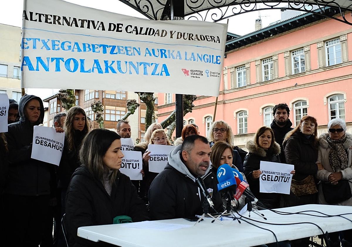 Miembros del Sindicato Socialista de Vivienda de Euskal Herria se concentraron frente al Ayuntamiento de Erandio