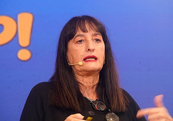 María Erkoreka se dirige a los estudiantes.