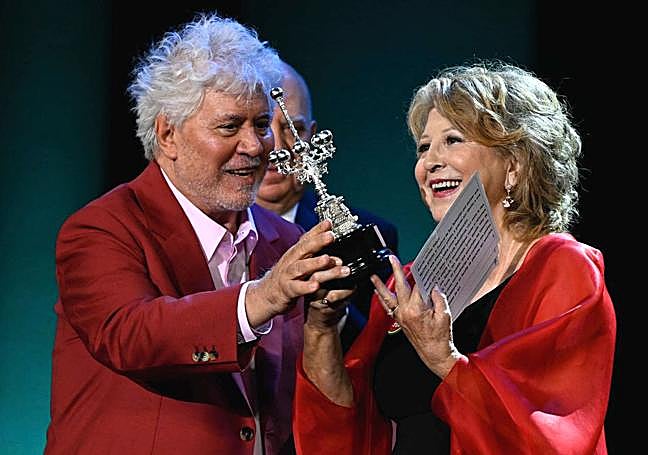 Esther García recibe el Premio Donostia de manos de Pedro Almodóvar en el pasado Festival de San Sebastián.