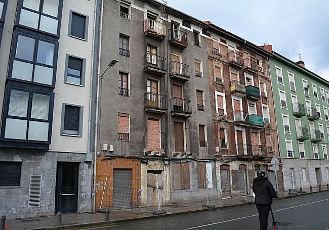 Aspecto de las fachadas de los bloques que dan hacia la carretera.