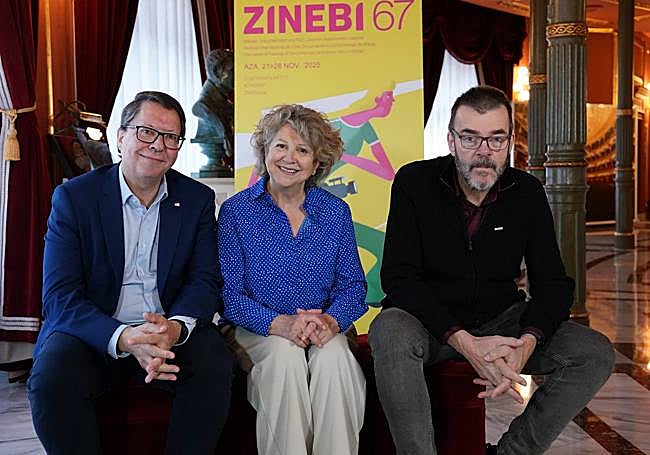 Esther García, entre el concejal de Cultura Gonzalo Olabarria y el director de Zinebi, Joseba Lopezortega.