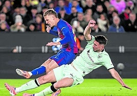 Laporte intenta frenar la internada del barcelonista Dani Olmo.