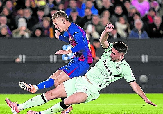 Laporte intenta frenar la internada del barcelonista Dani Olmo.