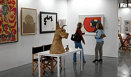 Puesto de Astarloa, local bilbaíno especializado en libros, arte y antigüedades, que ofrece la pieza más cara de la feria, un 'calder' de 150.000 euros que atrae muchas miradas.