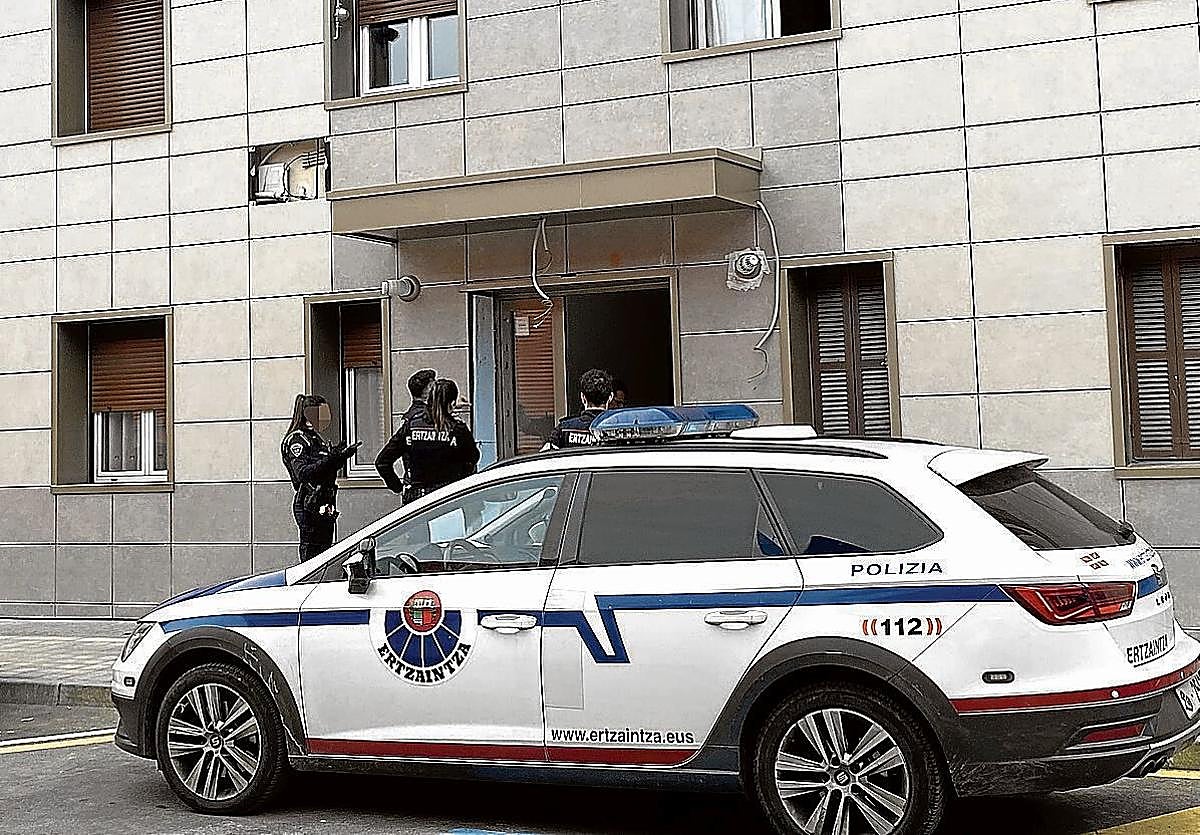 Ertzainas y policías municipales de Durango, en una imagen de archivo.