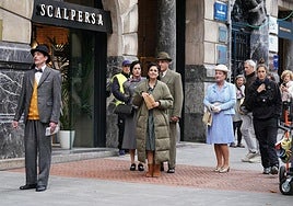 Adriana Ugarte en el papel de Sira Quiroga junto a varios figurantes vestidos de época