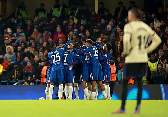 Los jugadores del Chelsea celebran tras marcar su tercer gol durante el partido de la fase de liga de la UEFA Champions League entre el Chelsea y el Barcelona
