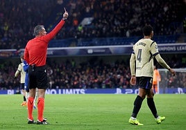 Expulsión de Araujo en el partido de Champions entre Chelsea y Barça en Stamford Bridge.