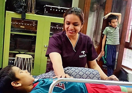 La doctora Aastha Pudasaini con uno de los niños a su cuidado.