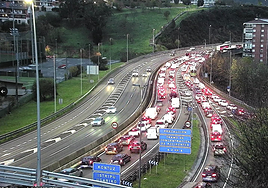 Dos vehículos implicados en un accidente en la salida de Bilbao hacia la A-8, a la altura de las curvas de Zorroza