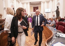 Eva López de Arroyabe y Ramiro González salen del Pleno de las Juntas Generales de Álava en una imagen de archivo.