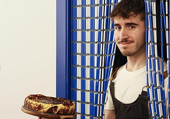 Andrés Quiroga mezcla tartas de queso y vinos en su nuevo local de Bilbao.